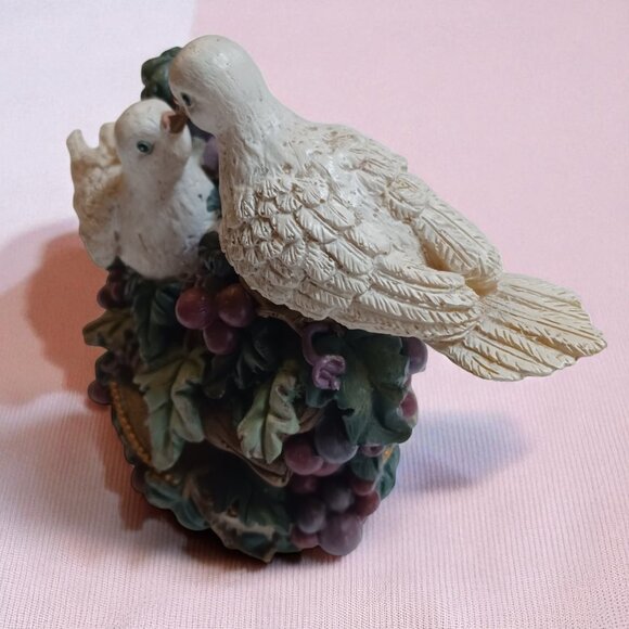 Vintage Working Forever Yours Music Box  White Doves & Grapevine (1997) - Picture 2 of 11